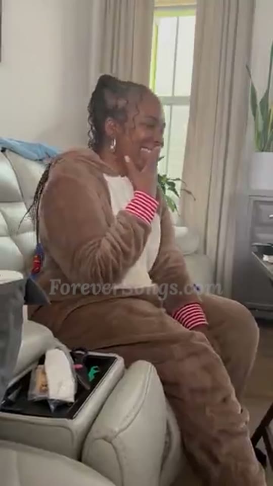 Vídeo de reação de um cliente ouvindo sua música personalizada 4