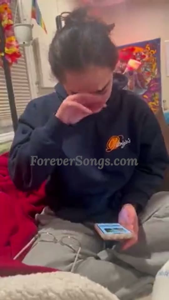 Vídeo de reação de um cliente ouvindo sua música personalizada 1