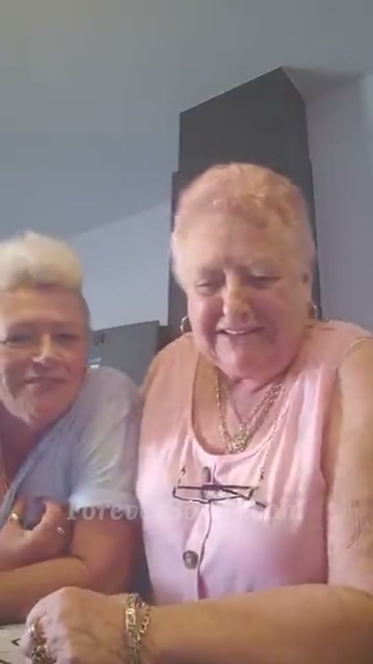 Vídeo de reação de um cliente ouvindo sua música personalizada 7